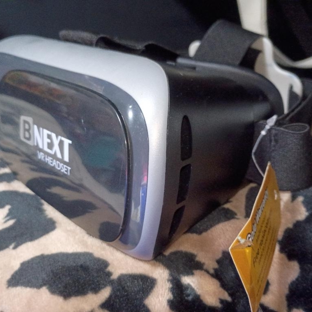 next VR Headset - Black and Silver